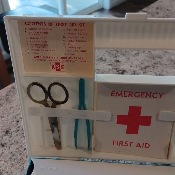 Vintage White Cross Emergency First Aid Kit~ Copyright 1965 - Picture 6 of 16